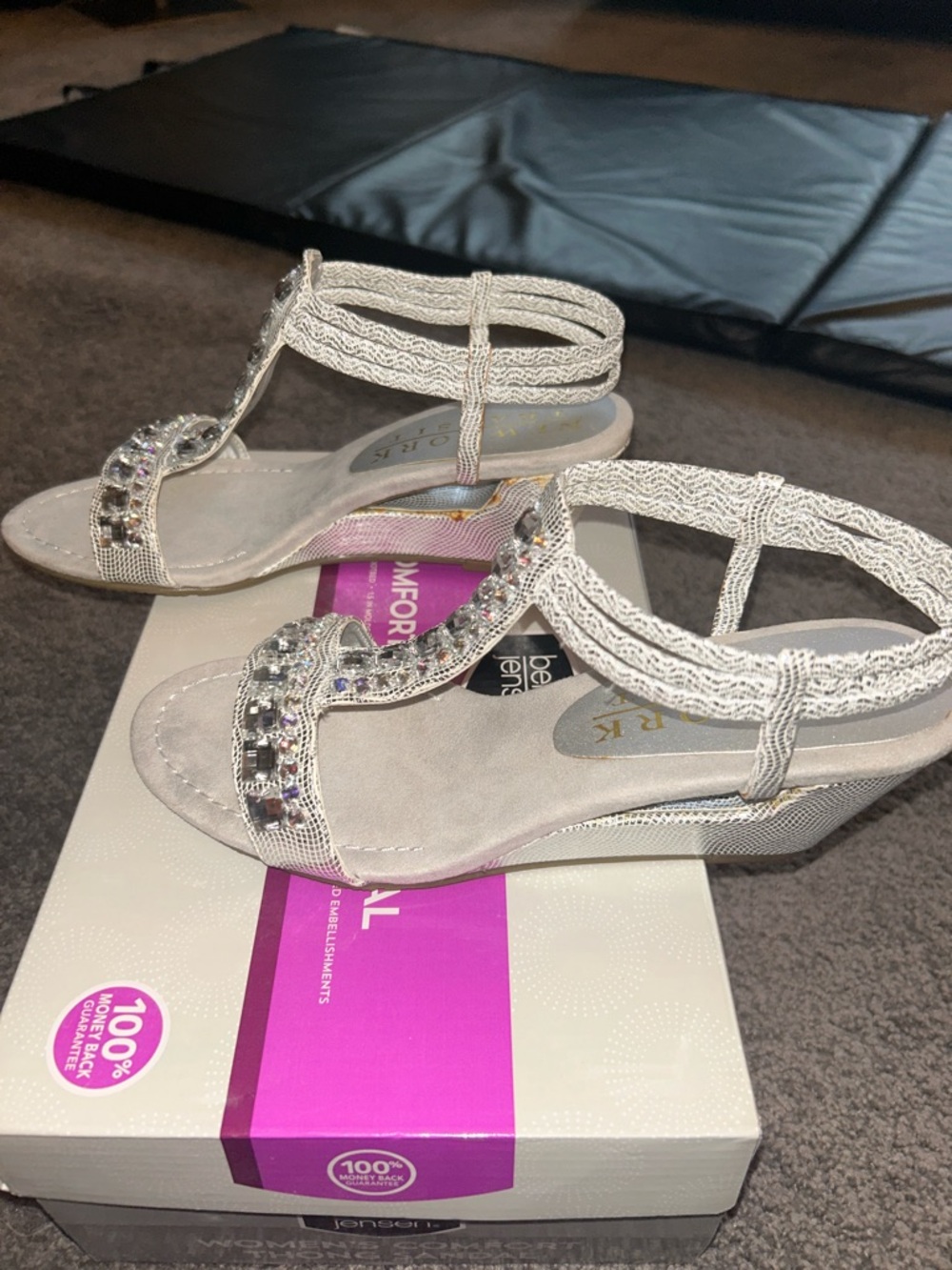 New York Transit Embellished Silver T-Strap Women’s Sandals Size 71/2 runs small - Picture 3 of 12